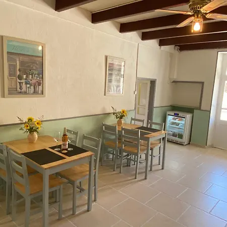 Nocleg ze śniadaniem L'ancien Cafe - And Aubigne (Deux-Sevres)