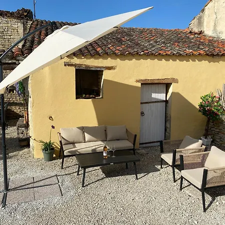 Nocleg ze śniadaniem L'ancien Cafe - And Aubigne (Deux-Sevres)